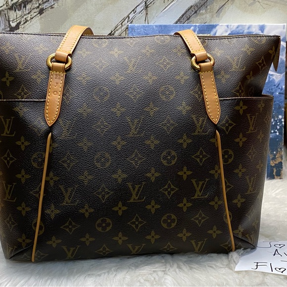 💕💕💕SOLD💕💕💕
🤩🤩🤩LV TOTALLY MM MONOGRAM🤩🤩🤩 - Picture 6 of 16